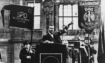 Der Vorsitzende der SPD, Otto Wels, spricht auf einer Kundgebung der 'Eisernen Front' im Berliner Lustgarten am 6.3.1932