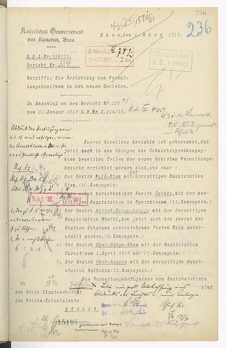 maschinengeschriebenes Dokument mit zahlreichen handschriftlichen Ergänzungen, Stempeln und behördlichen Angaben