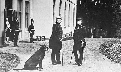 Reichskanzler Otto von Bismarck mit Kaiser Wilhelm II. am 30. Oktober 1888
