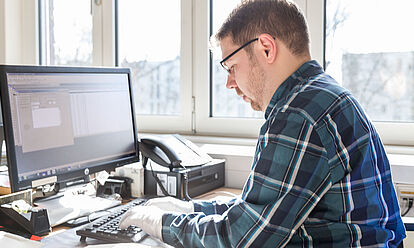 Mitarbeitender am Computer