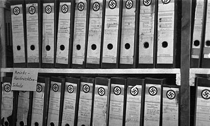 Regal mit nationalsozialistischen Akten im Berlin Document Center (1947)